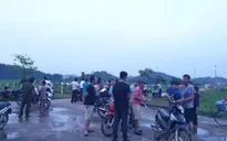 Người dân gần bãi rác Nam Sơn dỡ lều bạt, mở đường cho xe rác vào