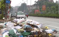 Nhiều tuyến phố tại Hà Nội ngập trong rác thải