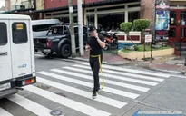 Philippines cấm sử dụng thiết bị điện tử khi đi bộ trên đường phố