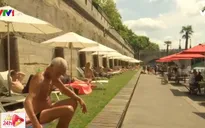 Nghỉ mát tại bãi biển nhân tạo bên bờ sông Seine