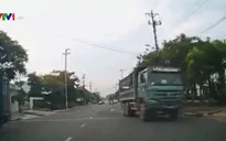 Sang đường không bật xi nhan, xe tải suýt gây tai nạn