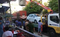 Đỗ xe ô tô trên đường ray tàu hỏa rồi vào nhà ngủ