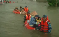 Bộ Tư lệnh vùng 5 Hải quân hỗ trợ người dân trong mưa lũ