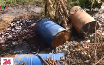 Nạn đổ trộm chất thải công nghiệp ven Đại lộ Thăng Long vẫn tái diễn