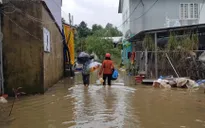 Người dân Phú Quốc dọn dẹp nhà cửa sau trận lụt lịch sử