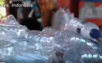Indonesia đổi rác thải nhựa lấy vé xe bus