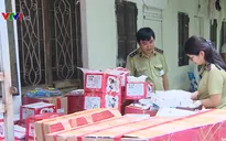 Tạm giữ hàng nghìn sản phẩm bánh kẹo không rõ xuất xứ tại Hà Nội