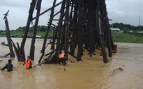Cầu gỗ dài nhất của Thái Lan có nguy cơ sập do mưa lũ