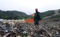 Đà Lạt: Núi rác đổ ập chôn vùi rau, hoa của người dân