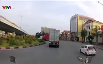 Ôm cua tốc độ cao, xe container lật nhào