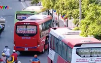 Khu vực bến xe Mỹ Đình ùn tắc do ô tô dừng đón, trả khách