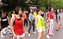 Lớp học nhảy Zumba đặc biệt ở phố đi bộ Hồ Gươm