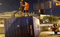 Đụng vào gầm cầu vượt, thùng container văng xuống đường