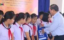 Trao tặng sách giáo khoa cho con em bộ đội Hải quân