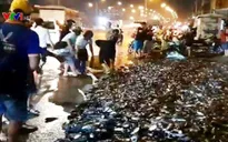 Lật xe tải trên QL1A, gần 3 tấn cá đổ ra đường