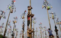 Vui nhộn cuộc thi leo cột mỡ ở Indonesia