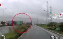Clip: Xe container phóng nhanh kinh hoàng, lao thẳng vào một xe khác