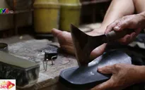 Cụ ông miệt mài sản xuất dép cao su ở giữa lòng Hà Nội