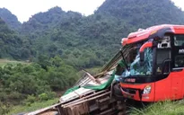 Hòa Bình: Xe khách đâm vào xe tải đỗ ven đường, 14 người thương vong