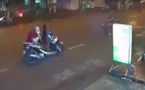 Người phụ nữ và em bé bị xe tông vì dừng đỗ giữa đường mặc áo mưa