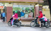 Ngưới lớn chở trẻ em không đội mũ bảo hiểm sẽ bị xử lý nghiêm