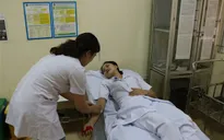 Nhân viên y tế hiến máu cứu người bệnh