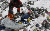 Người leo núi Everest bị cấm mang theo đồ nhựa