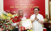 Bí thư Thành ủy Hà Nội trao tặng huy hiệu 75 năm tuổi Đảng cho đồng chí Vũ Oanh