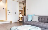 Căn hộ có nội thất gỗ sáng màu của hai cô gái