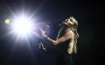 VMAs 2019: Hậu ly hôn, Miley Cyrus xúc động lần đầu hát về tình cũ