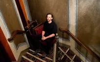 Trong khi Taylor Swift phơi phới bên tình mới, Tom Hiddleston ủ ê, mệt mỏi và lạnh lẽo