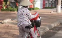 Thói quen nhặt chai lọ nhựa của hai mẹ con ở TP Quy Nhơn