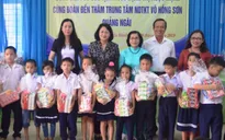 Phó Chủ tịch nước Đặng Thị Ngọc Thịnh thăm, tặng quà trẻ khuyết tật