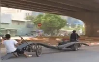 Nguy hiểm xe ba bánh chở sắt quá khổ tung hoành trên đường