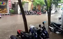 Hà Nội ngập sâu, sinh hoạt của người dân đảo lộn