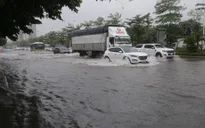 Bão số 3 gây mưa lớn, hàng loạt tuyến phố Hà Nội ngập nặng