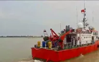 Nghệ An: Lai dắt tàu cá cùng 16 ngư dân gặp nạn vào bờ