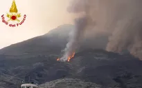 Dân cư trên đảo Sicily của Italy sơ tán vì núi lửa