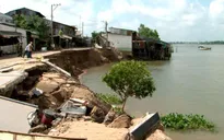 7 căn nhà bị sạt lở xuống sông