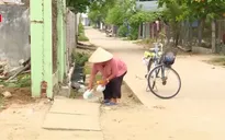 Cảm phục người phụ nữ nhặt ve chai để giúp học sinh nghèo