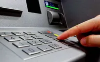 Hai bảo vệ khống chế người nước ngoài gắn thiết bị lạ vào trụ ATM