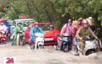 Nhiều vị trí tại Đại lộ Thăng Long ngập sâu sau bão số 3