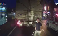 Lái xe cứu thương vác dao gây sự với tài xế xe tải