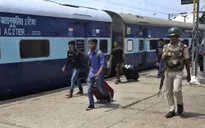 Người dân sơ tán khỏi vùng Kashmir của Ấn Độ