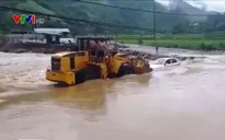 Xe ô tô bị nước cuốn khi cố vượt qua dòng lũ