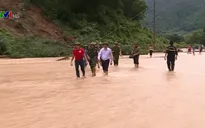 Bí thư Tỉnh ủy Thanh Hóa chia sẻ với người dân vùng lũ