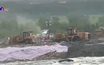 Người dân được mời giám sát việc khử mùi hôi tại khu Đa Phước