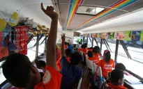 Biến xe bus thành lớp học cho trẻ di cư
