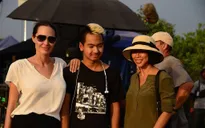 Con trai du học Hàn Quốc, Angelina Jolie tự hào