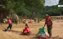Cán bộ, chiến sĩ công an Thanh Hóa chung sức đưa người dân vượt lũ